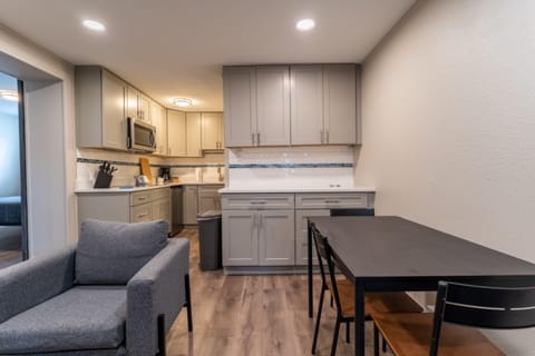 Apartment (1 Bedroom) | Dining