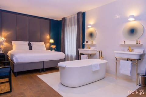 Room (Chambre Ecaille) | Desk, blackout drapes, soundproofing, free WiFi