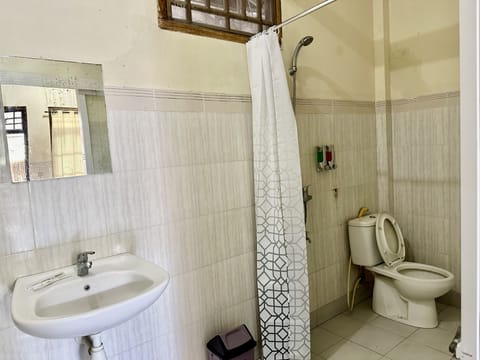 Double Room | Bathroom | Shower, rainfall showerhead, towels
