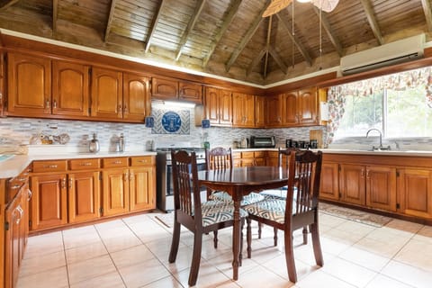 Villa, 5 Bedrooms | Private kitchen | Fridge, oven, coffee/tea maker, toaster