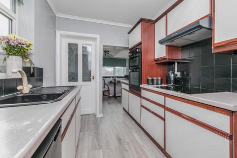 House | Private kitchen | Fridge, microwave, oven, stovetop