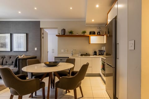 Business Apartment | Shared kitchen | Dishwasher, coffee/tea maker, electric kettle, cookware/dishes/utensils
