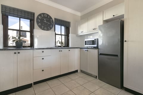 Comfort Townhome | Private kitchen | Electric kettle