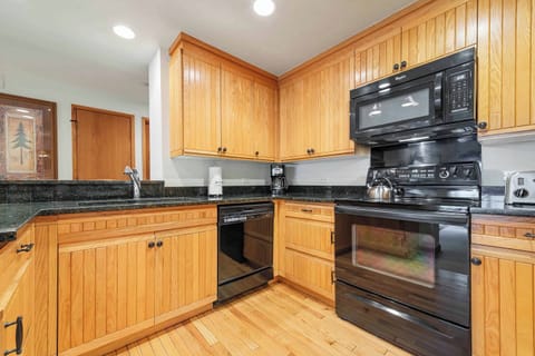 1705946903870-1300-2