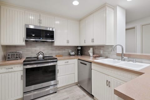 charter-c250-0578_54115758334_o