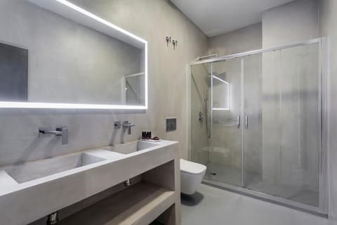 Family Quadruple Room, City View | Bathroom | Shower, rainfall showerhead, hair dryer, towels