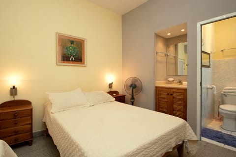 Deluxe Room | Bed sheets, wheelchair access