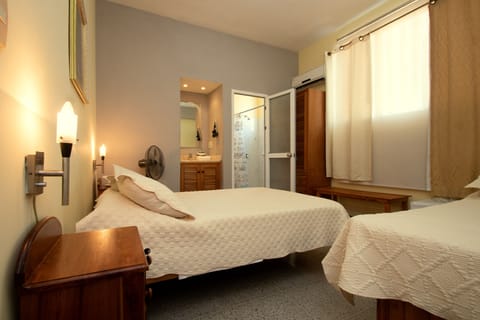 Deluxe Room | Bed sheets, wheelchair access