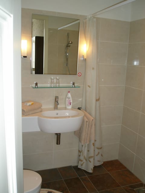 Triple Room, 3 Twin Beds | Bathroom | Combined shower/tub, free toiletries, hair dryer, towels