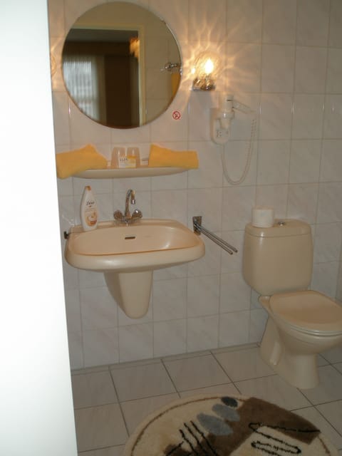 Standard Double Room, 2 Twin Beds | Bathroom amenities | Combined shower/tub, free toiletries, hair dryer, towels