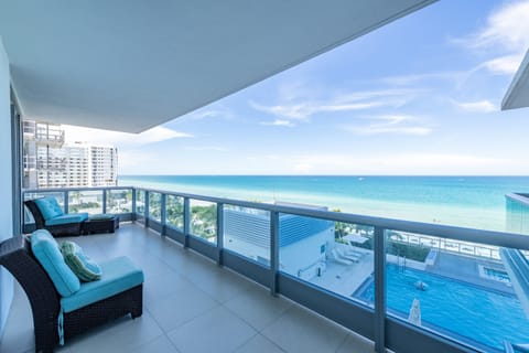 Corner One-Bedroom Apartment - Ocean Front and Pool View | Beach/ocean view