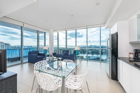 Deluxe One Bedroom Apartment, Bay View High Floor | In-room dining