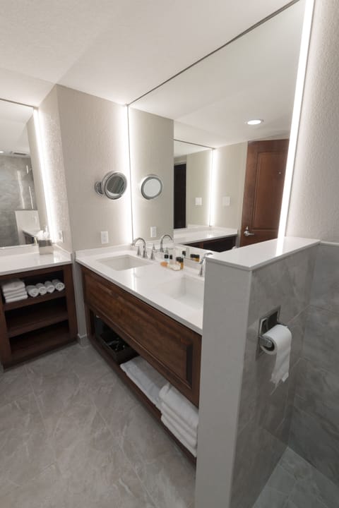 Executive Suite, 1 Bedroom | Bathroom | Free toiletries, hair dryer, towels