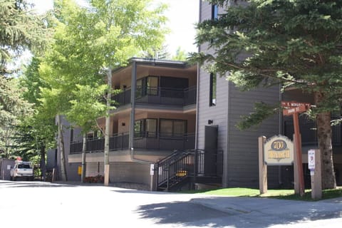 Premium Location! Fully upgraded unit a few steps from everything Aspen has to offer. We are about 50 yards from the bottom of Lift #1 and about a 3 minute walk to the promenade in downtown Aspen. Enjoy the beauty of Aspen, no car necessary!