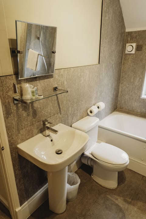 Standard Double Room, Ensuite | Bathroom | Free toiletries