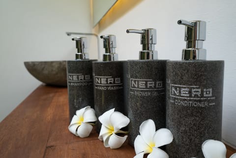 Deluxe Suite | Bathroom amenities | Shower, rainfall showerhead, free toiletries, hair dryer