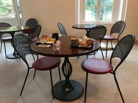 Daily continental breakfast (EUR 6.50 per person)