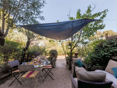 Table, Furniture, Plant, Plant Community, Sky, Nature, Leaf, Shade, Outdoor Furniture, Outdoor Table