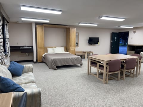 Standard Single Room | Living area | Flat-screen TV