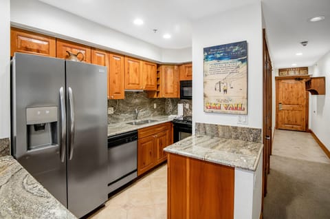 Condo, 1 Bedroom | Private kitchen
