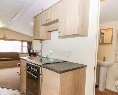 Chalet | Private kitchen | Fridge, microwave, oven, stovetop