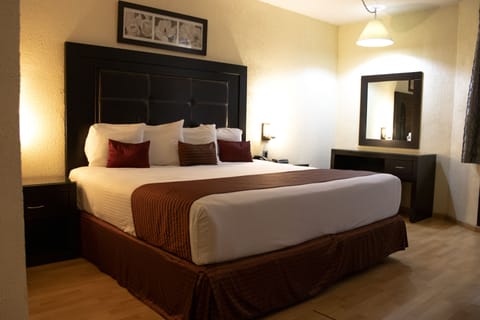 Junior Suite, 1 King Bed | Premium bedding, in-room safe, desk, blackout drapes