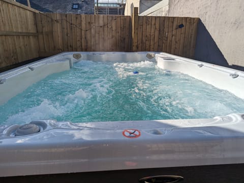 Spa tub