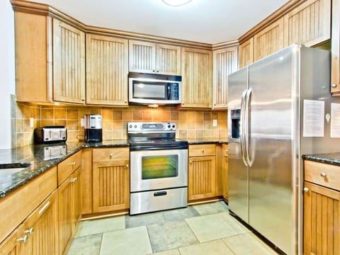 Condo, Multiple Beds, Hot Tub, Pool View (209 - No Pets Allowed) | Private kitchen | Fridge, microwave, oven, stovetop