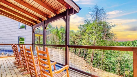 Facing the west, our main viewing decks have beautiful and expansive mountain valley views.