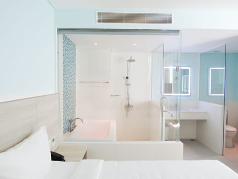 Luxury Studio Suite | Bathroom | Shower, rainfall showerhead, hair dryer, towels