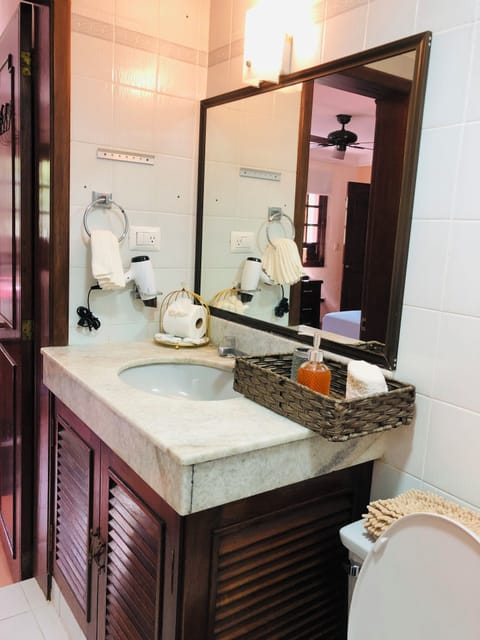 Superior Room (Arrecifes) | Bathroom | Shower, hair dryer, towels, soap