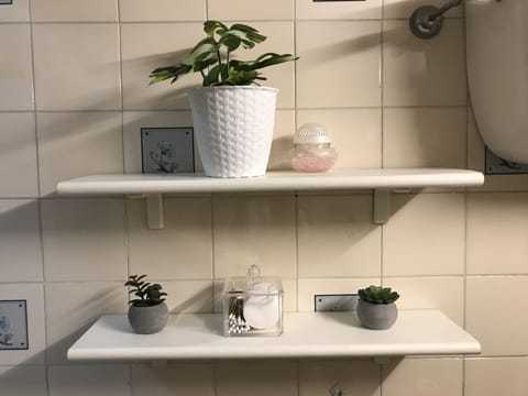 Apartment, 1 Bedroom, Smoking, Garden View | Bathroom