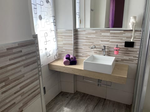 Apartment, 3 Bedrooms, Smoking, City View | Bathroom