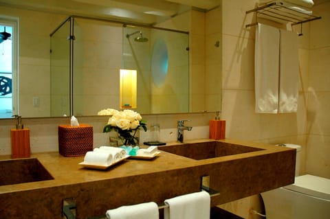 Superior Suite | Bathroom | Shower, hair dryer, slippers, towels