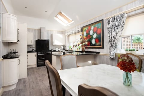 Dryburgh Farmhouse - spacious open plan kitchen and dining area, perfect for family gatherings