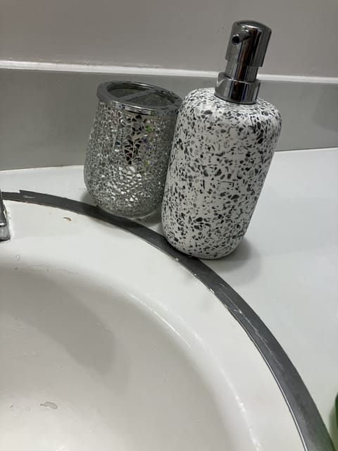 Handsoap & toothbrush holder