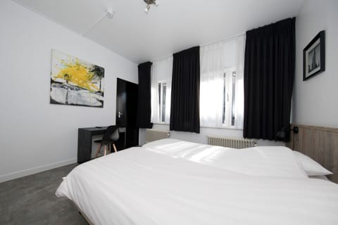 Deluxe Double Room, 2 Twin Beds | Desk, iron/ironing board, free WiFi