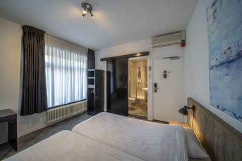 Deluxe Double Room | Desk, iron/ironing board, free WiFi