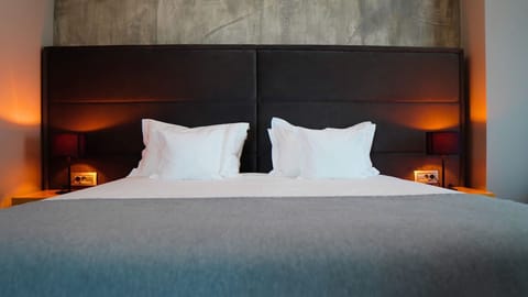 Deluxe Suite | Premium bedding, down comforters, minibar, in-room safe