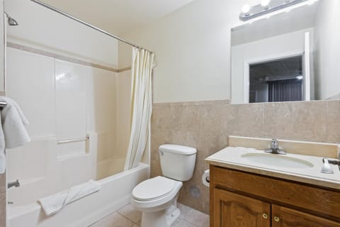 Standard Room, 1 Bedroom, Non Smoking | Bathroom | Combined shower/tub, rainfall showerhead, towels, soap