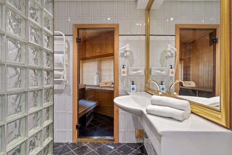 Suite, Non Smoking | Bathroom | Shower, hair dryer, towels