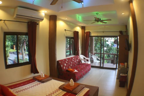 Studio apartment | Living area | 32-inch flat-screen TV with satellite channels, TV