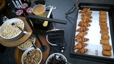 Daily continental breakfast (EUR 14 per person)