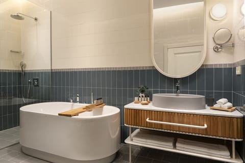 Galata Suite With Bathtub | Bathroom | Shower, free toiletries, hair dryer, bathrobes