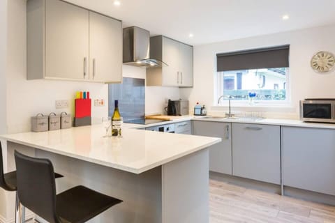 Cottage | Private kitchen | Microwave, oven, stovetop, dishwasher