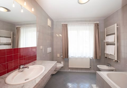 Comfort Double Room | Bathroom | Hair dryer, bidet, towels