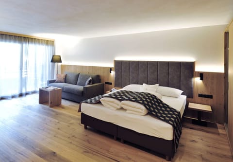 Suite | Hypo-allergenic bedding, down comforters, in-room safe, desk