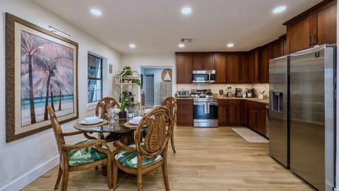 Indoor dining for 4...