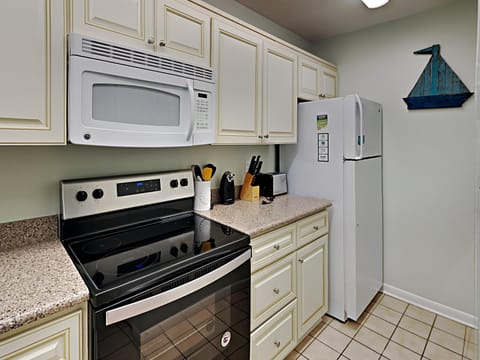 Condo, Multiple Beds, Hot Tub, Golf View (E60704) | Private kitchen | Fridge, microwave, oven, stovetop