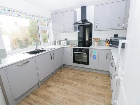 Cottage | Private kitchen | Fridge, dishwasher, electric kettle, toaster